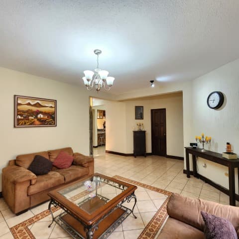 Casa en Venta Pinares de San Cristóbal, Guatemala - foto 1
