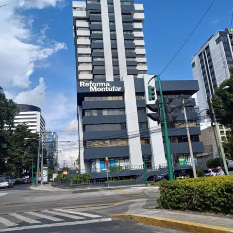 Oficina en Renta Zona 10 Edificio Reforma Montufar - foto 1