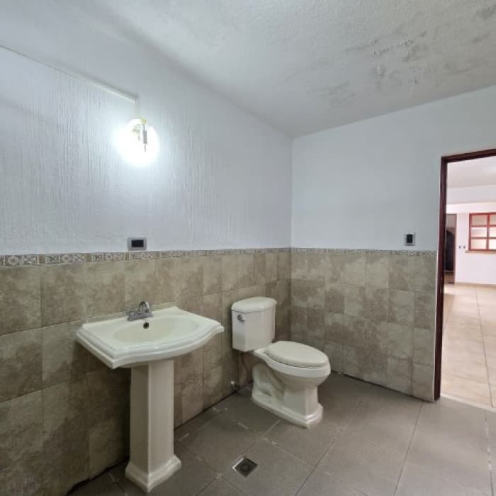 Casa grade en Venta Las Hojarascas Zona 1 de Mixco - foto 24