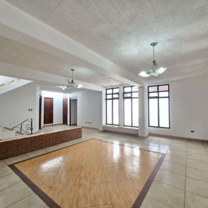 Casa grade en Venta Las Hojarascas Zona 1 de Mixco - foto 5