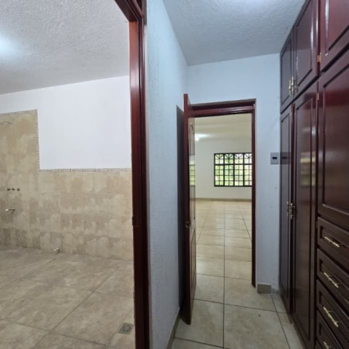 Casa grade en Venta Las Hojarascas Zona 1 de Mixco - foto 23