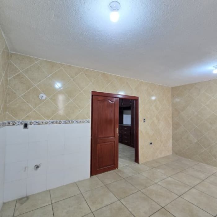 Casa grade en Venta Las Hojarascas Zona 1 de Mixco - foto 28