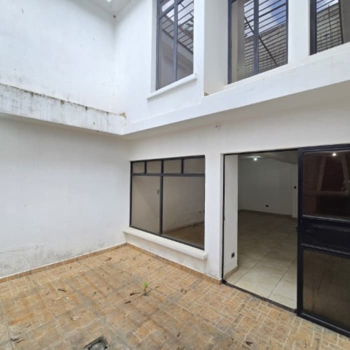 Casa grade en Venta Las Hojarascas Zona 1 de Mixco - foto 13