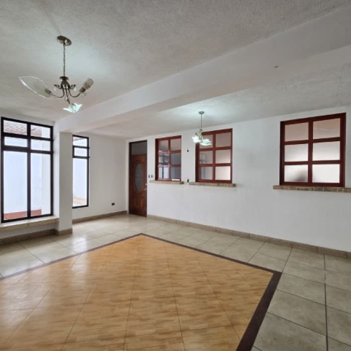 Casa grade en Venta Las Hojarascas Zona 1 de Mixco - foto 3