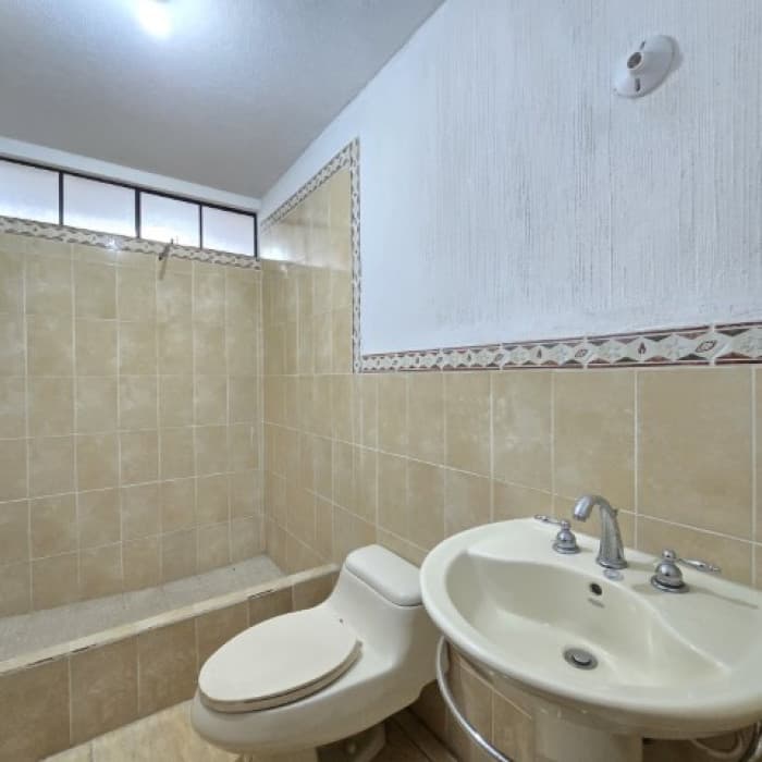 Casa grade en Venta Las Hojarascas Zona 1 de Mixco - foto 27