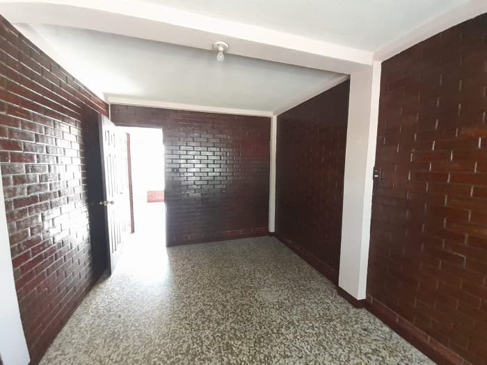 Propiedad en Venta con Apartamentos en Calzada San Juan - foto 3