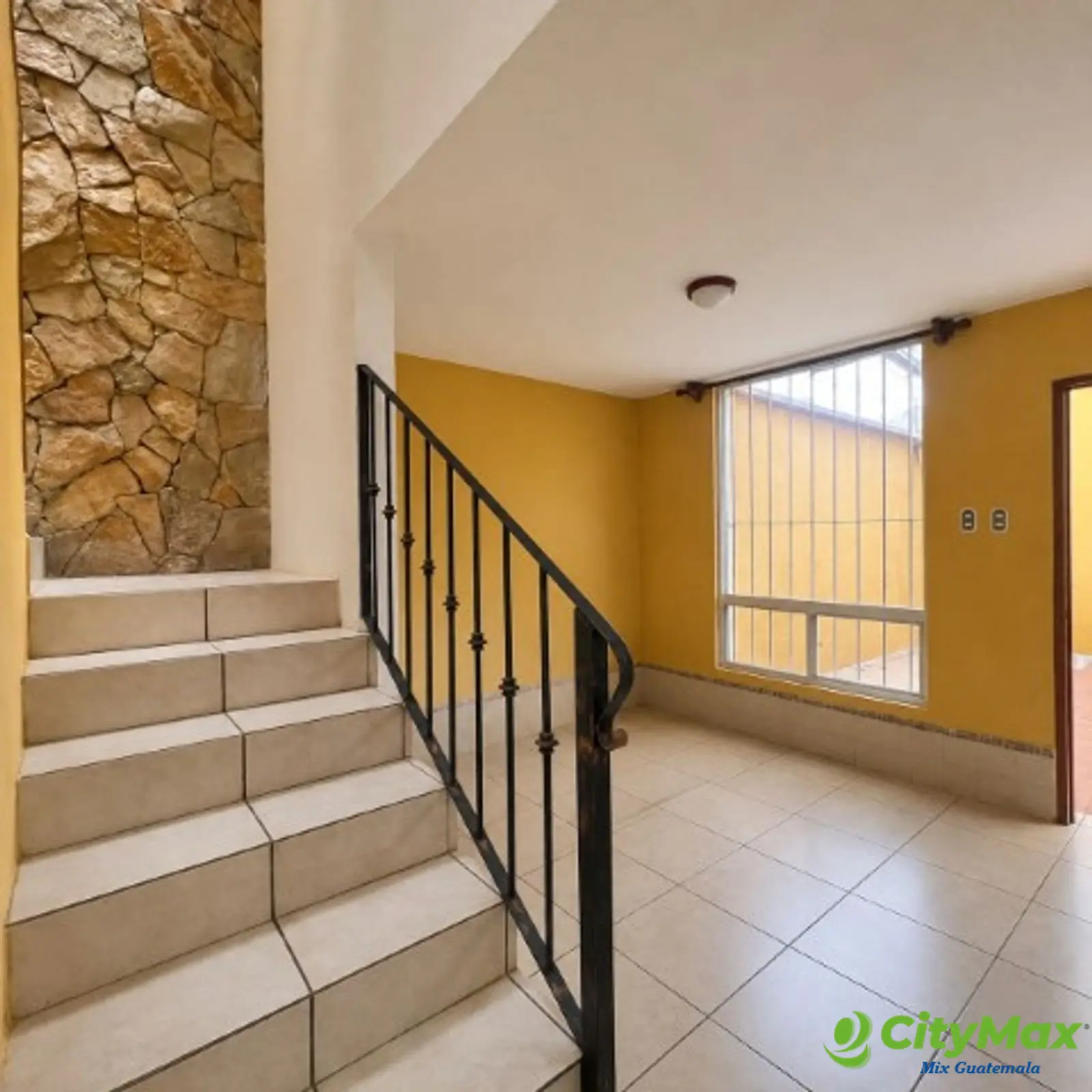 Casa en venta en Jardines de San Lucas Sacatepéquez - foto 1