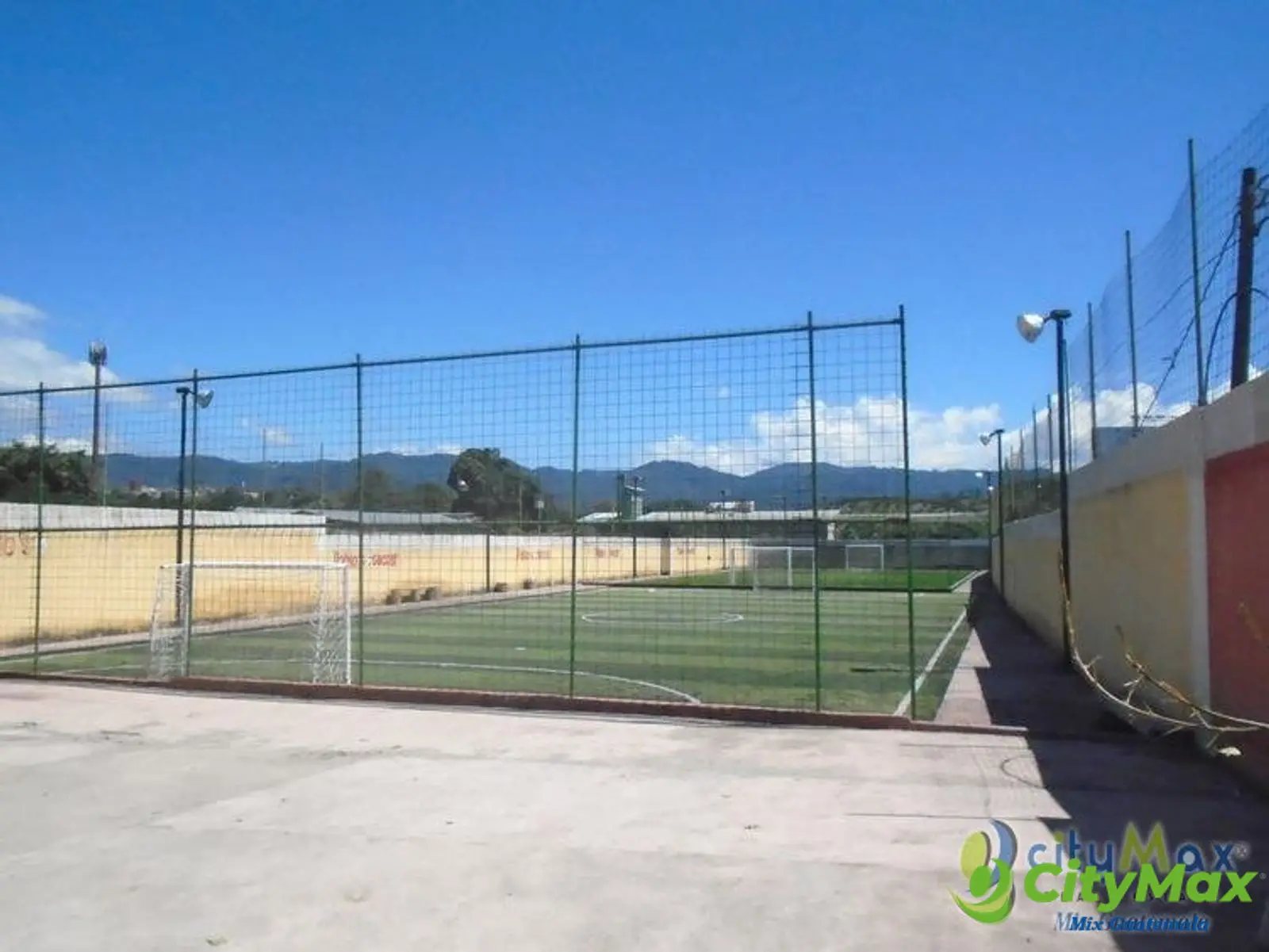 Terreno en Venta con canchas deportivas e instalaciones - foto 3