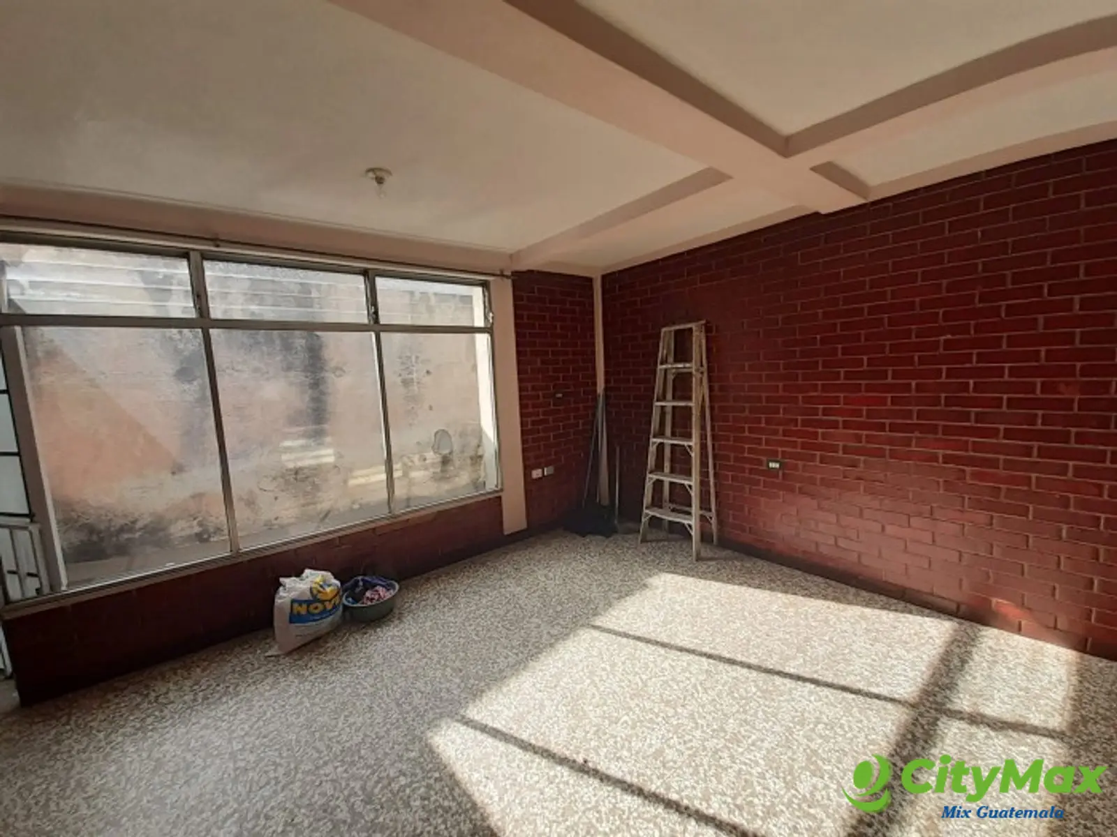 Propiedad en Venta con Apartamentos en Calzada San Juan - foto 2